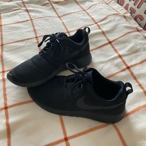 ✨NIKE BLACK ROSHE RUNS✨